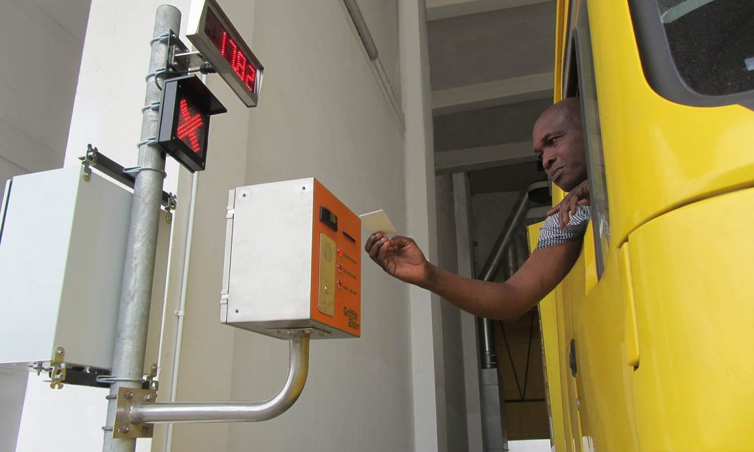 Full Size Weighbridge with reader and traffic light